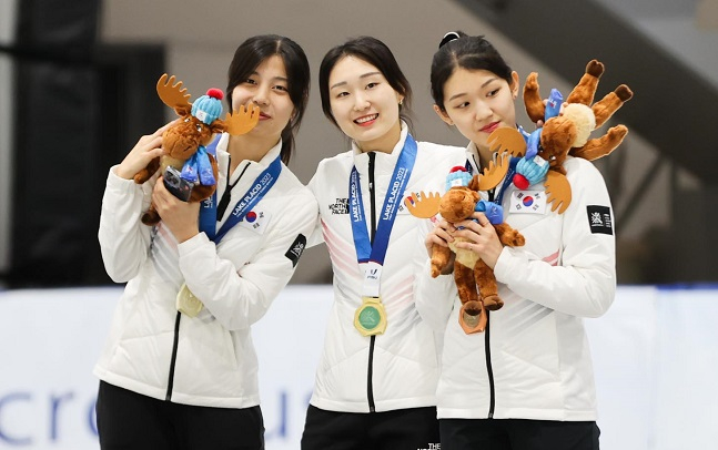 쇼트트랙 최민정(가운데)이 20일(한국시간) 미국 뉴욕주 레이크플래시드 올림픽센터 허브브룩스아레나(1980링크)에서 열린 여자 1500m 결승에서 금메달을 딴 후 포즈를 취하고 있다. 왼쪽은 김건희, 오른쪽은 서휘민. /사진=대한체육회 제공