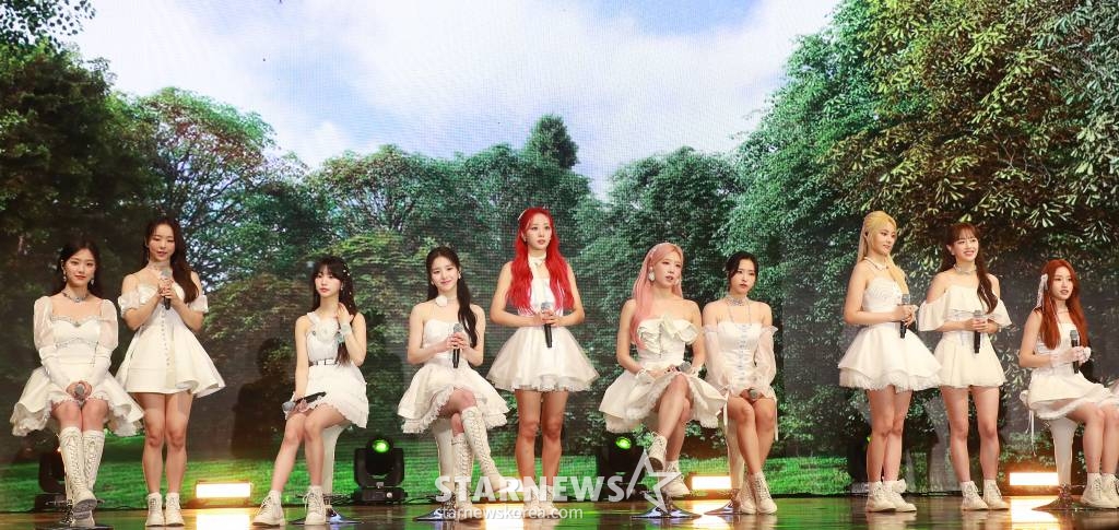 걸그룹 이달의 소녀(LOONA)가 20일 오후 서울 코엑스에서 진행된 서머 스페셜 미니 앨범 '플립 댓'(Flip That) 발매기념 쇼케이스에서 신곡을 선보이고 있다. 이번 앨범에는 타이틀 곡 '플립 댓'을 비롯해 '더 저니'(The Journey), '니드 유'(Need U), '포즈'(POSE), '팔레 블루 닷'(Pale Blue Dot), '플레이백'(Playback) 등 총 6곡이 수록됐다. /2022.06.20 /사진=이동훈 기자 photoguy@