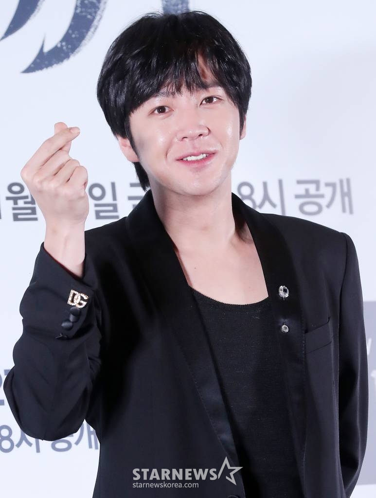 배우 장근석이 25일 오후 서울 강남구 삼성동 코엑스 메가박스에서 진행된 쿠팡 플레이 시리즈 '미끼' 언론시사회 및 기자간담회에 참석해 포즈를 취하고 있다. '미끼'는 유사 이래 최대 사기 사건의 범인이 사망한 지 8년 후, 그가 살인 사건의 용의자로 지목되면서 이를 둘러싼 비밀을 추적하는 범죄 스릴러. 오는 27일 공개. 2023.01.25 /사진=김창현 기자 chmt@