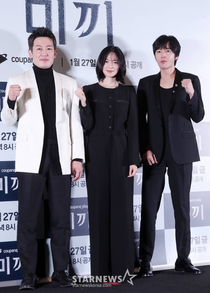 배우 허성태, 이엘리야, 장근석이 25일 오후 서울 강남구 삼성동 코엑스 메가박스에서 진행된 쿠팡 플레이 시리즈 '미끼' 언론시사회 및 기자간담회에 참석해 포즈를 취하고 있다. '미끼'는 유사 이래 최대 사기 사건의 범인이 사망한 지 8년 후, 그가 살인 사건의 용의자로 지목되면서 이를 둘러싼 비밀을 추적하는 범죄 스릴러. 오는 27일 공개. 2023.01.25 /사진=김창현 기자 chmt@