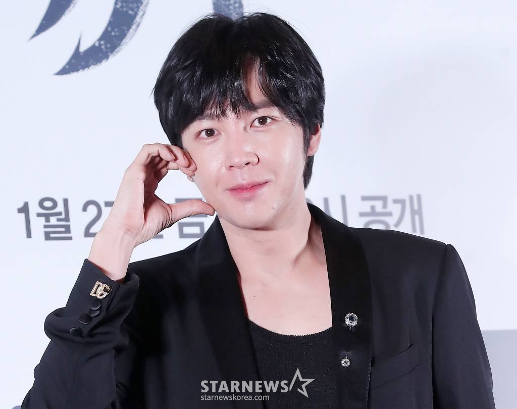 배우 장근석이 25일 오후 서울 강남구 삼성동 코엑스 메가박스에서 진행된 쿠팡 플레이 시리즈 '미끼' 언론시사회 및 기자간담회에 참석해 포즈를 취하고 있다. '미끼'는 유사 이래 최대 사기 사건의 범인이 사망한 지 8년 후, 그가 살인 사건의 용의자로 지목되면서 이를 둘러싼 비밀을 추적하는 범죄 스릴러. 오는 27일 공개. 2023.01.25 /사진=김창현 기자 chmt@