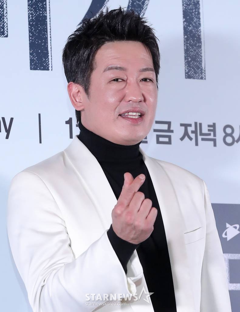 배우 허성태가 25일 오후 서울 강남구 삼성동 코엑스 메가박스에서 진행된 쿠팡 플레이 시리즈 '미끼' 언론시사회 및 기자간담회에 참석해 포즈를 취하고 있다. '미끼'는 유사 이래 최대 사기 사건의 범인이 사망한 지 8년 후, 그가 살인 사건의 용의자로 지목되면서 이를 둘러싼 비밀을 추적하는 범죄 스릴러. 오는 27일 공개. 2023.01.25 /사진=김창현 기자 chmt@