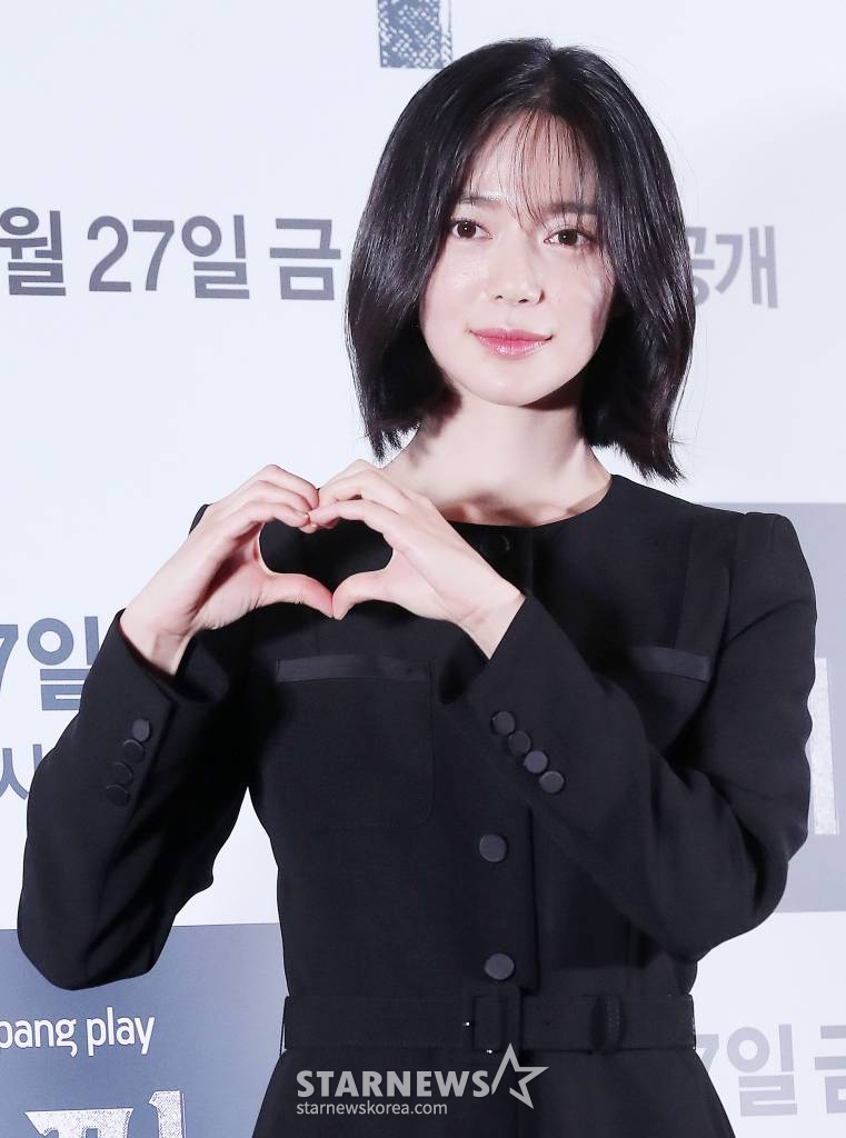 배우 이엘리야가 25일 오후 서울 강남구 삼성동 코엑스 메가박스에서 진행된 쿠팡 플레이 시리즈 '미끼' 언론시사회 및 기자간담회에 참석해 포즈를 취하고 있다. '미끼'는 유사 이래 최대 사기 사건의 범인이 사망한 지 8년 후, 그가 살인 사건의 용의자로 지목되면서 이를 둘러싼 비밀을 추적하는 범죄 스릴러. 오는 27일 공개. 2023.01.25 /사진=김창현 기자 chmt@