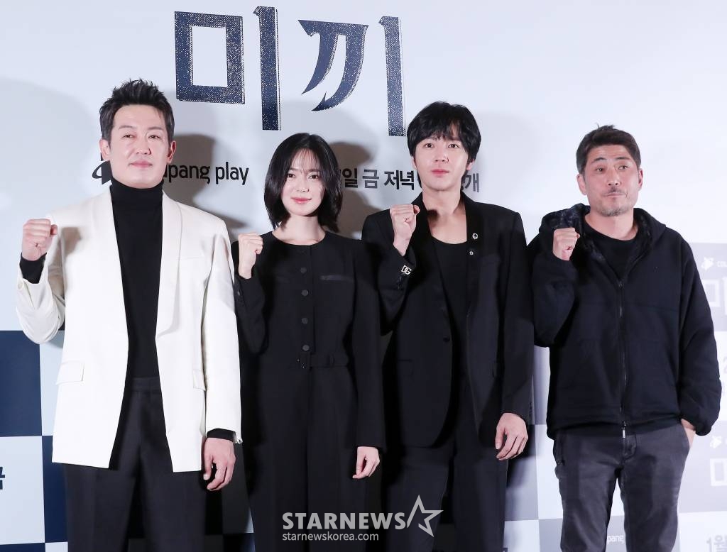 배우 허성태, 이엘리야, 장근석, 김홍선 감독이 25일 오후 서울 강남구 삼성동 코엑스 메가박스에서 진행된 쿠팡 플레이 시리즈 '미끼' 언론시사회 및 기자간담회에 참석해 포즈를 취하고 있다. '미끼'는 유사 이래 최대 사기 사건의 범인이 사망한 지 8년 후, 그가 살인 사건의 용의자로 지목되면서 이를 둘러싼 비밀을 추적하는 범죄 스릴러. 오는 27일 공개. 2023.01.25 /사진=김창현 기자 chmt@