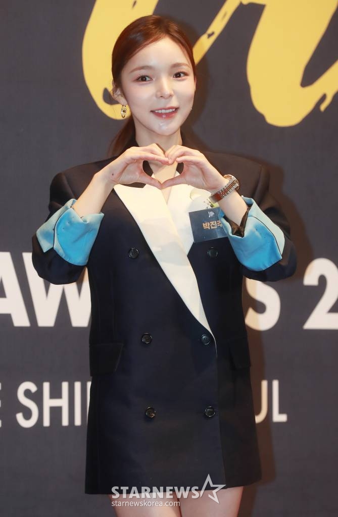 배우 박진주가 17일 오후 서울 중구 신라호텔에서 진행된 2023 대한민국 퍼스트브랜드 대상 시상식에 참석해 포즈를 취하고 있다. 박진주는 멀티테이너 여자 부문에 선정됐다. /2023.01.17 /사진=이동훈 기자 photoguy@