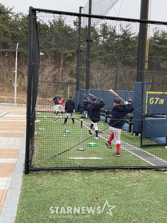 유소년 야구선수들이 26일 부산 기장-KBO야구센터 리틀-소프트볼구장에서 열린 2023 KBO Next-Level Training Camp에서 장종훈 감독의 지도하에 타격 훈련을 하고 있다. /사진=양정웅 기자