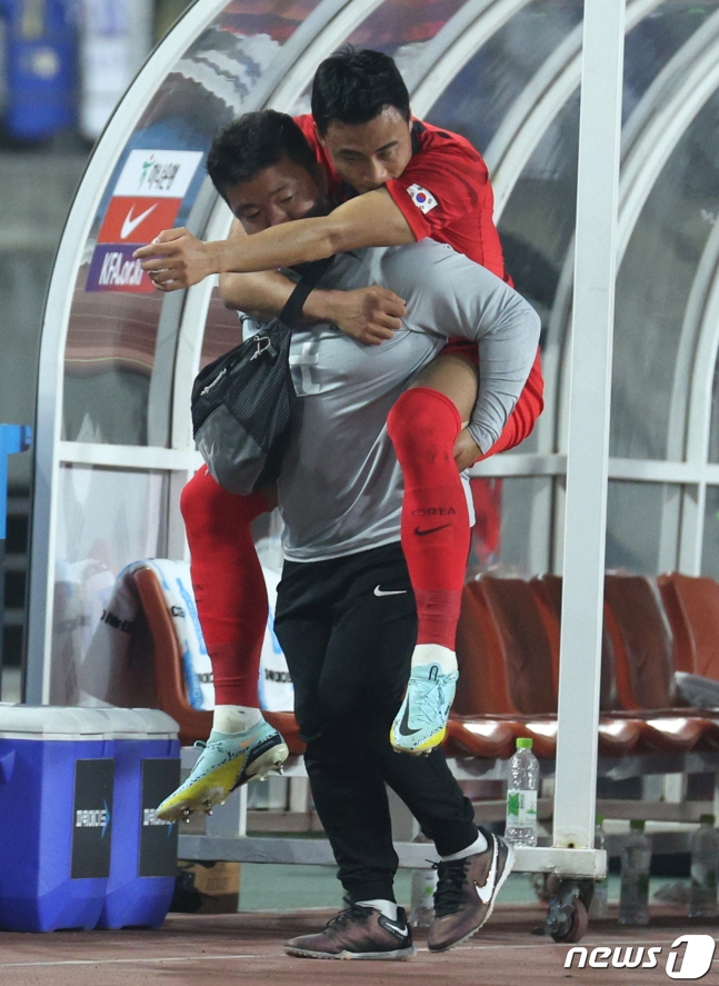 박지수가 지난해 11월 11일 경기 화성시 화성종합경기타운 주경기장에서 열린 축구 국가대표팀 친선경기 대한민국과 아이슬란드의 경기에서 부상을 당해 업혀 나가고 있다. /사진=뉴스1