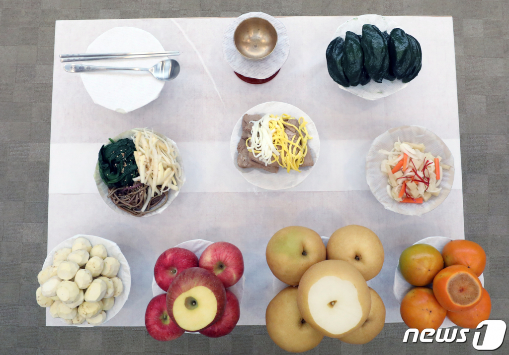 차례상 표준안, 유교 전문가들은 제사든 차례든 조상을 공경하는 마음과 자손들의 화목이 중요하다고 말한다. 선조들은 제사를 드릴 때 좋은 음식을 많이 준비하는 것보다 그 음식을 준비하는 마음과 정성을 중시했던 것이다. 유서 깊은 집안에서는 이러한 제사의 본질을 제대로 이해하여 상차림을 간소하게 하되 집안사람들이 모두 모여 함께 제사를 드리는 경우가 많다. 형식보다 정성이 중요하다는 유교의 가르침을 지키고 있는 것이다. 서울=뉴스1 송원영 기자