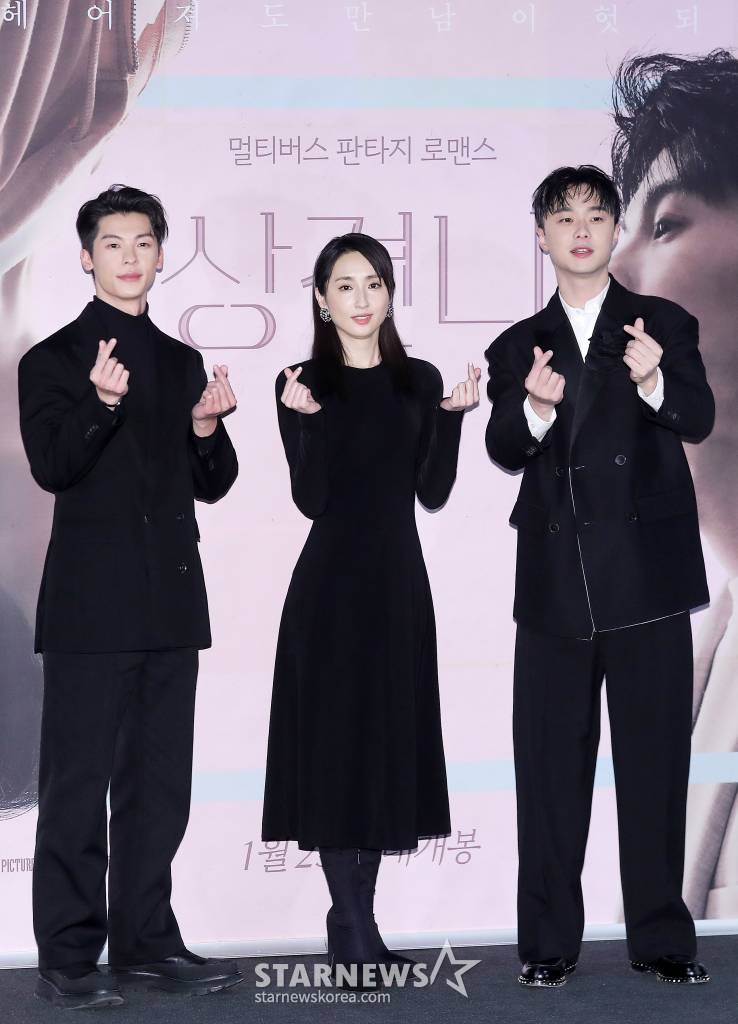 대만 배우 허광한, 가가연, 시백우가 26일 오후 서울 용산구 아이파크몰 CGV에서 진행된 영화 '상견니' 내한 기자간담회에 참석해 포즈를 취하고 있다.  '상견니'는 2009년, 리쯔웨이와 황위쉬안이 우연히 만나 묘하게 가슴 설레는 기시감을 느끼면서 시작되는 멀티버스 판타지 로맨스로, 25일 개봉 주 신작 예매율 1위로 데뷔해 새해 극장가를 뜨겁게 달구고 있다. 2023.01.26 /사진=김창현 기자 chmt@