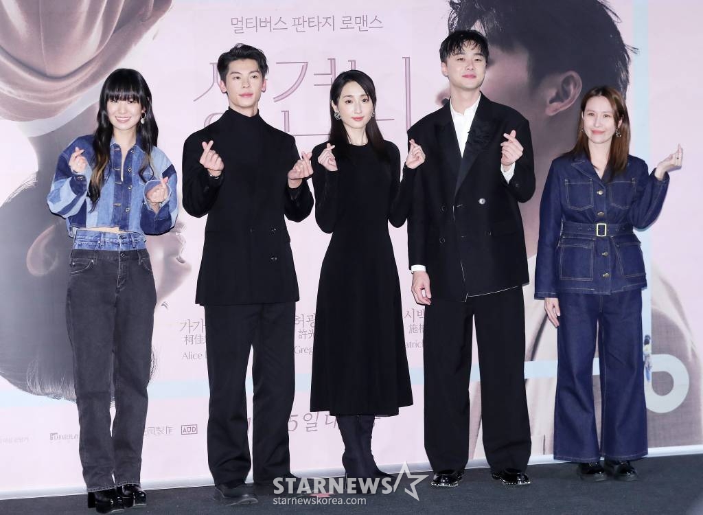 가수 손성희, 대만 배우 허광한, 가가연, 시백우, 마이정 메인 프로듀서가 26일 오후 서울 용산구 아이파크몰 CGV에서 진행된 영화 '상견니' 내한 기자간담회에 참석해 포즈를 취하고 있다.  '상견니'는 2009년, 리쯔웨이와 황위쉬안이 우연히 만나 묘하게 가슴 설레는 기시감을 느끼면서 시작되는 멀티버스 판타지 로맨스로, 25일 개봉 주 신작 예매율 1위로 데뷔해 새해 극장가를 뜨겁게 달구고 있다. 2023.01.26 /사진=김창현 기자 chmt@