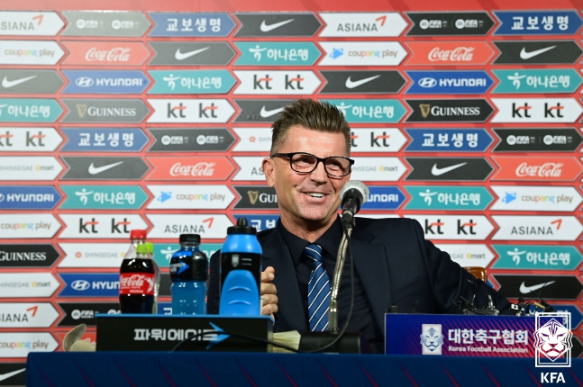 콜린 벨 여자축구대표팀 감독. /사진=대한축구협회