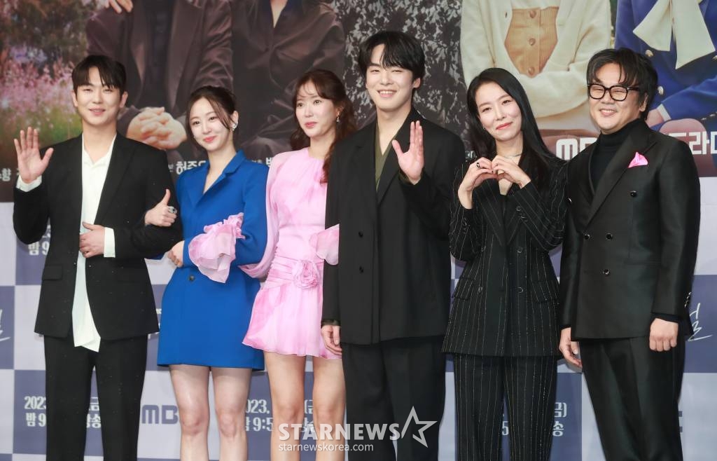 배우 안우연, 김다솜, 임수향, 김정현, 차청화, 김인권이 27일 오후 서울 마포구 상암동 MBC 사옥에서 진행된 금토드라마 '꼭두의 계절' 제작발표회에 참석해 포즈를 취하고 있다.  99년마다 인간에게 천벌을 내리러 이승에 내려오는 사신(死神) 꼭두가 신비한 능력을 가진 왕진의사 한계절을 만나 벌이는 생사여탈 판타지 로맨스 '꼭두의 계절'은 오늘(27일) 첫 방송된다. /2023.01.27 /사진=이동훈 기자 photoguy@