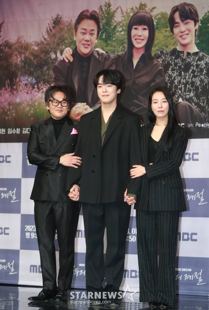 배우 김인권, 김정현, 차청화가 27일 오후 서울 마포구 상암동 MBC 사옥에서 진행된 금토드라마 '꼭두의 계절' 제작발표회에 참석해 포즈를 취하고 있다.  99년마다 인간에게 천벌을 내리러 이승에 내려오는 사신(死神) 꼭두가 신비한 능력을 가진 왕진의사 한계절을 만나 벌이는 생사여탈 판타지 로맨스 '꼭두의 계절'은 오늘(27일) 첫 방송된다. /2023.01.27 /사진=이동훈 기자 photoguy@