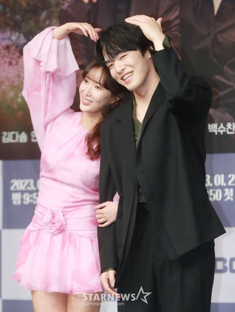 배우 임수향, 김정현이 27일 오후 서울 마포구 상암동 MBC 사옥에서 진행된 금토드라마 '꼭두의 계절' 제작발표회에 참석해 포즈를 취하고 있다.  99년마다 인간에게 천벌을 내리러 이승에 내려오는 사신(死神) 꼭두가 신비한 능력을 가진 왕진의사 한계절을 만나 벌이는 생사여탈 판타지 로맨스 '꼭두의 계절'은 오늘(27일) 첫 방송된다. /2023.01.27 /사진=이동훈 기자 photoguy@