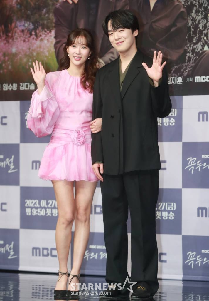 배우 임수향, 김정현이 27일 오후 서울 마포구 상암동 MBC 사옥에서 진행된 금토드라마 '꼭두의 계절' 제작발표회에 참석해 포즈를 취하고 있다.  99년마다 인간에게 천벌을 내리러 이승에 내려오는 사신(死神) 꼭두가 신비한 능력을 가진 왕진의사 한계절을 만나 벌이는 생사여탈 판타지 로맨스 '꼭두의 계절'은 오늘(27일) 첫 방송된다. /2023.01.27 /사진=이동훈 기자 photoguy@