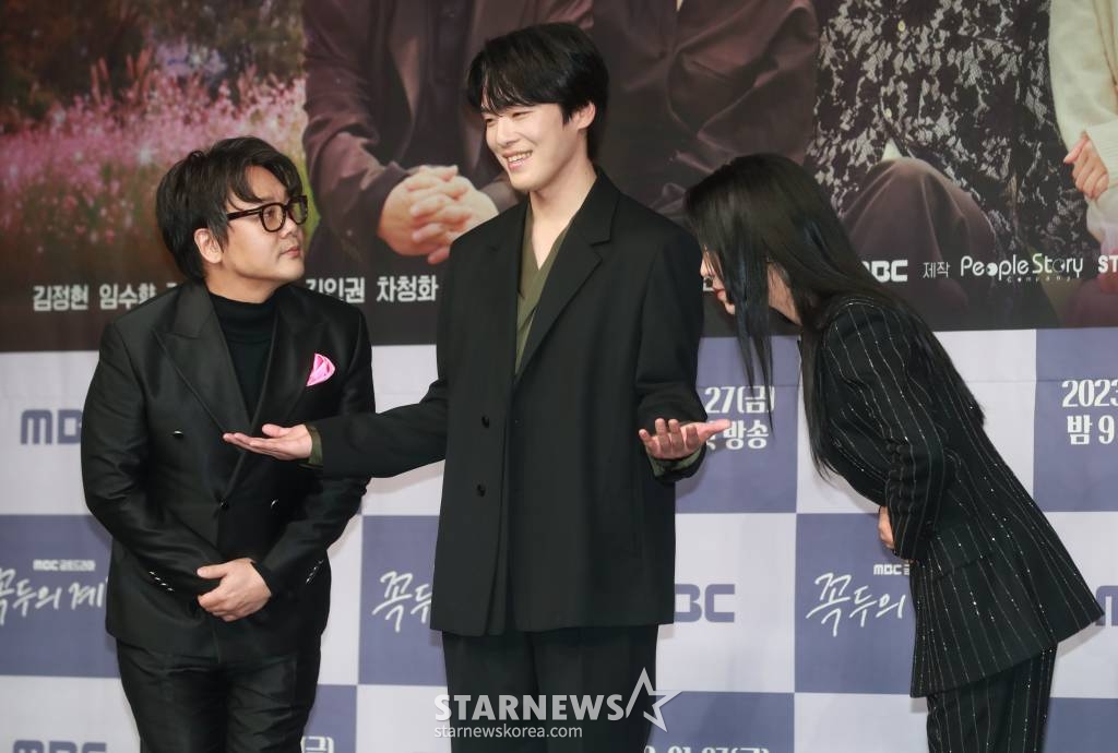배우 김인권, 김정현, 차청화가 27일 오후 서울 마포구 상암동 MBC 사옥에서 진행된 금토드라마 '꼭두의 계절' 제작발표회에 참석해 포즈를 취하고 있다.  99년마다 인간에게 천벌을 내리러 이승에 내려오는 사신(死神) 꼭두가 신비한 능력을 가진 왕진의사 한계절을 만나 벌이는 생사여탈 판타지 로맨스 '꼭두의 계절'은 오늘(27일) 첫 방송된다. /2023.01.27 /사진=이동훈 기자 photoguy@
