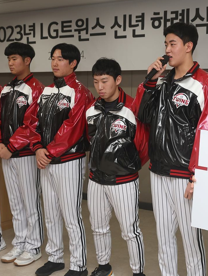 박명근(오른쪽에서 두 번째)이 지난 4일 잠실구장에서 열린 2023년 LG 트윈스 신년 하례식에서 신인 선수들과 함께 단체 인사를 하고 있다. /사진=LG 트윈스 공식 SNS