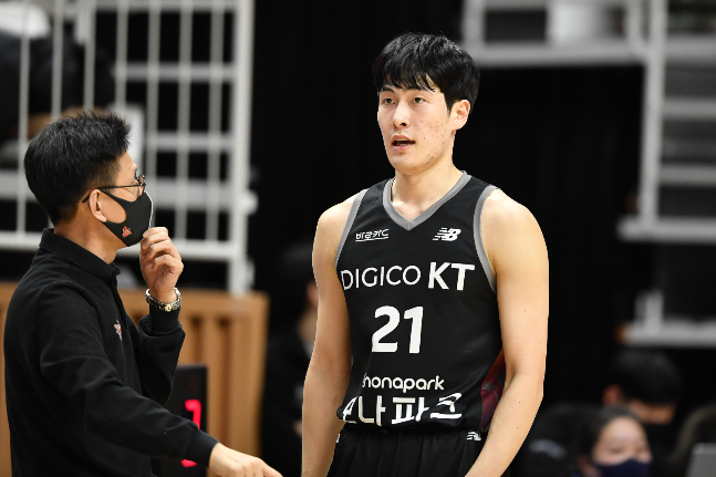 서동철(왼쪽) 수원 KT 감독과 대화 중인 이두원. /사진=KBL