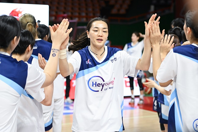신한은행 한채진(가운데)이 27일 부산 사직체육관에서 열린 2022~2023 신한은행 SOL 여자프로농구 부산 BNK와 원정경기에서 코트에 나서고 있다. /사진=WKBL 제공