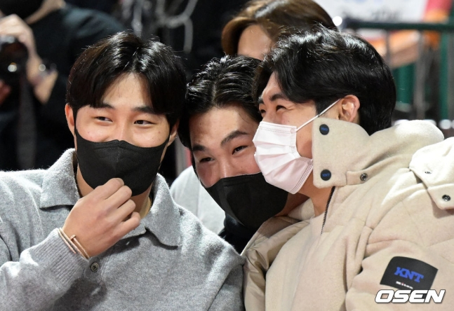 김하성(왼쪽)과 키움 히어로즈 임지열(가운데), 이정후가 지난 4일 오후 서울 잠실학생체육관에서 2022~2023 SKT 에이닷 프로농구 서울 SK와 원주 DB의 경기를 관전하고 있다.