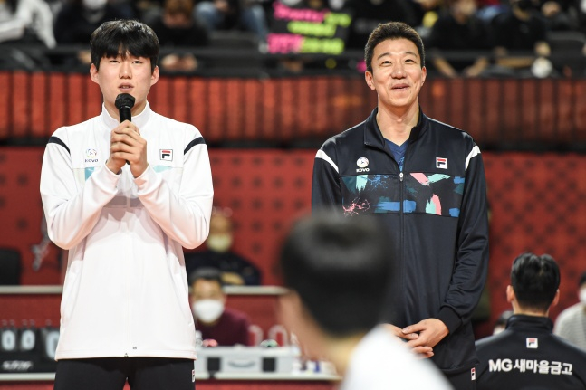 한국전력 신영석(오른쪽)과 대한항공 김민재./사진=한국배구연맹