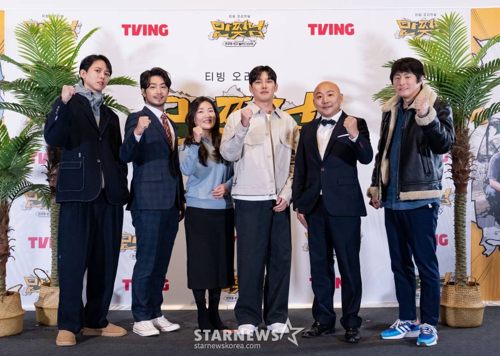 주우재, 이말년, 이보라 작가, 황재석 PD, 주호민, 기안84가 27일 오전 온라인 생중계로 진행된 티빙 새 예능 '만찢남' 제작발표회에 참석해 포즈를 취하고 있다. 이말년, 주호민, 기안84, 주우재 네 남자의 툰생툰사 무인도 생존기 '만찢남'은 오늘(27일) 첫 방송된다. /사진제공=티빙 2023.01.27 /사진=이동훈 기자 photoguy@