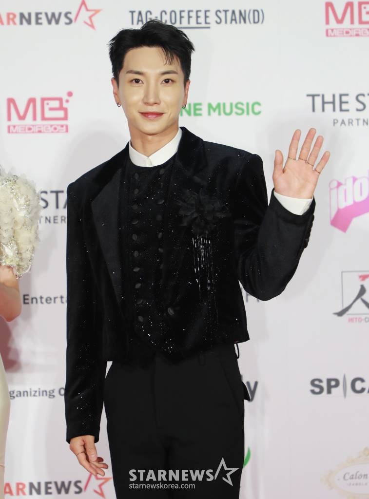 가수 이특이 13일 오후 일본 나고야 니혼가이시홀에서 열린 스타뉴스-미디어보이 주최 '2022 Asia Artist Awards IN JAPAN'(2022 아시아 아티스트 어워즈, 이하 2022 AAA) 레드카펫 행사에 참석해 포즈를 취하고 있다.  스타뉴스와 미디어보이가 주최하고 Asia Artist Awards 조직위원회와 더스타파트너, 컬쳐 엔터테인먼트가 공동 주관한 글로벌 NO.1 시상식 '2022 AAA'는 올 한 해 동안 국내외에서 많은 사랑을 받은 가수, 배우들이 참석해 눈을 뗄 수 없는 화려한 글로벌 축제의 장을 펼쳤다. /2022.12.13 /사진=이동훈 기자 photoguy@
