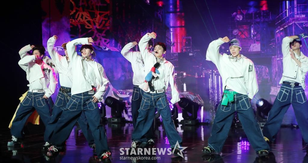 그룹 에잇턴(8TURN)이 30일 오후 서울 강남구 청담동 일지아트홀에서 진행된 첫 번째 미니앨범 '8TURNRISE(에잇턴라이즈)' 발매 기념 쇼케이스에 참석해 멋진 무대를 선보이고 있다. '8TURNRISE'는 익숙함에 물든 세상을 깨우는 8TURN의 첫 번째 움직임을 담아낸 앨범이다. 무한한 가능성을 지닌 여덟 멤버가 총 다섯 개 트랙으로 ‘나를 나타내는 가치는 곧 나 자신이다’라는 메시지를 전한다. 2023.01.30 /사진=김창현 기자 chmt@