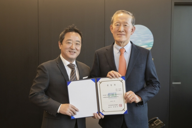 허창수 전국경제인연합회장(사진 오른쪽)이 30일 이웅열 코오롱 명예회장에게 전경련 회장후보추천위원장 겸 미래발전위원장 선임장을 전달하고 기념촬영을 하고 있다.