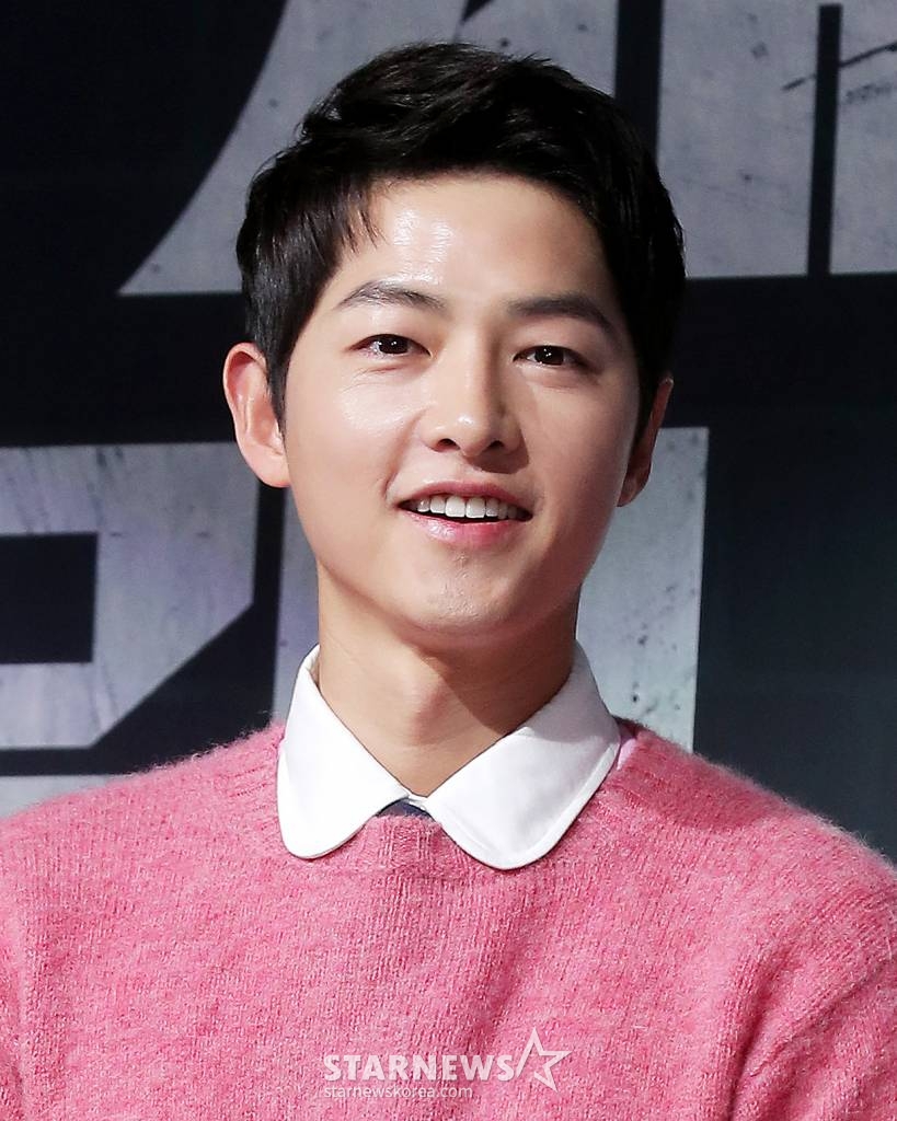 배우 송중기가 17일 오후 서울 영등포구 여의도동 페어몬트 앰배서더 서울에서 열린 JTBC 금토일드라마 '재벌집 막내아들' 제작발표회에 참석해 포즈를 취하고 있다. '재벌집 막내아들'은 재벌 총수 일가의 오너리스크를 관리하는 비서 윤현우(송중기 분)가 재벌가의 막내아들 진도준(송중기 분)으로 회귀해 인생 2회차를 사는 판타지 회귀물이다. 오는 18일 첫 방송. / 2022.11.17 /사진=김창현 기자 chmt@