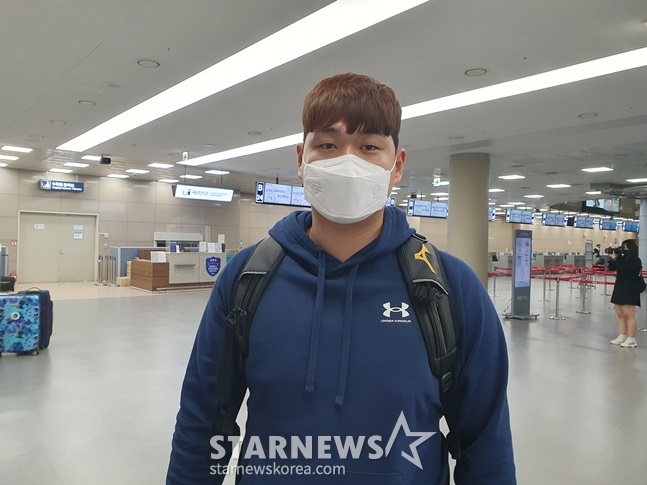 나균안이 20일 김해국제공항에서 스프링캠프 출국을 앞두고 포즈를 취하고 있다. /사진=양정웅 기자