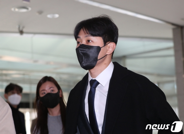 쇼트트랙 국가대표 출신의 빅토르 안이 지난 12일 성남시청에서 열린 성남시청 빙상팀 코치직 공개채용 면접에 참석하기 위해 대기실로 입장하고 있다. /사진=뉴스1