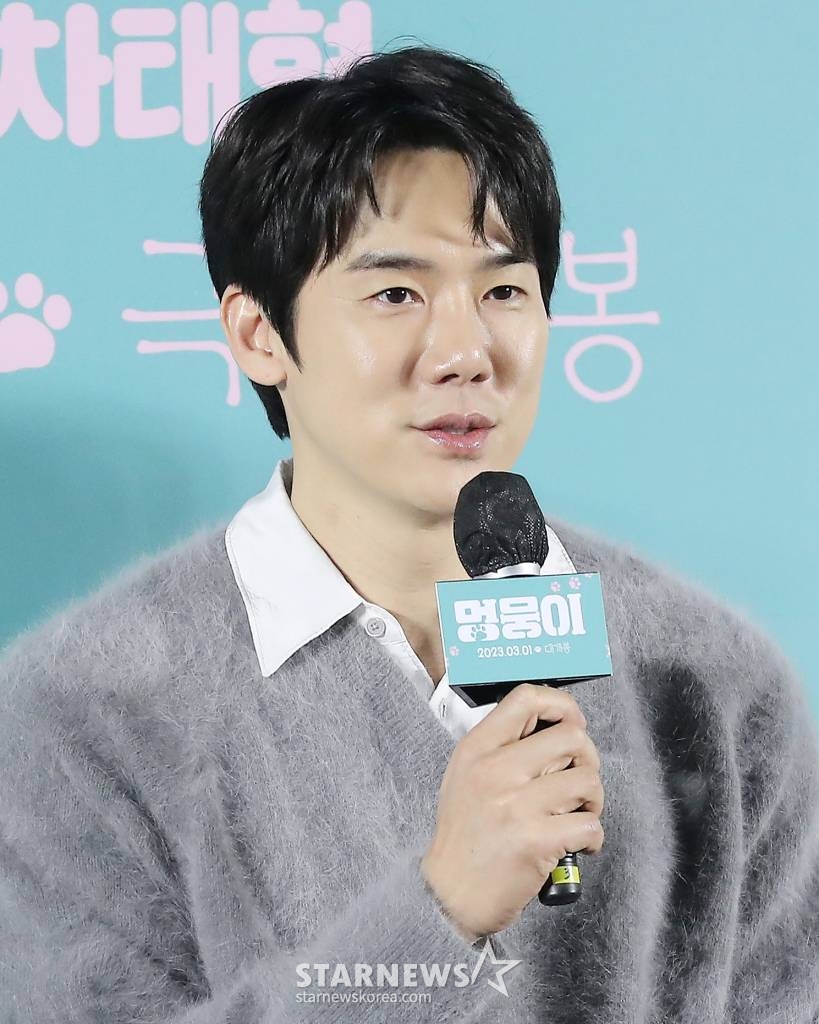 배우 유연석이 31일 오전 서울 성동구 메가박스 성수에서 진행된 영화 '멍뭉이' 제작보고회에 참석해 인사말을 하고 있다. '멍뭉이'는 견주 인생 조기 로그아웃 위기에 처한 '민수'와 인생 자체가 위기인 '진국', 두 형제가 사랑하는 반려견 '루니'의 완벽한 집사를 찾기 위해 면접을 시작하고, 뜻밖의 '견'명적인 만남을 이어가는 영화. 오는 3월 1일 개봉. 2023.01.31 /사진=김창현 기자 chmt@