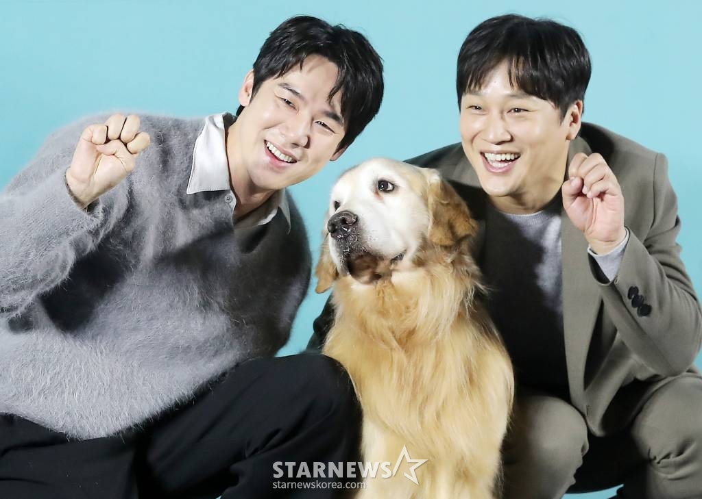 배우 유연석, 차태현이 31일 오전 서울 성동구 메가박스 성수에서 진행된 영화 '멍뭉이' 제작보고회에 참석해 출연견과 포즈를 취하고 있다.  '멍뭉이'는 견주 인생 조기 로그아웃 위기에 처한 '민수'와 인생 자체가 위기인 '진국', 두 형제가 사랑하는 반려견 '루니'의 완벽한 집사를 찾기 위해 면접을 시작하고, 뜻밖의 '견'명적인 만남을 이어가는 영화. 오는 3월 1일 개봉. 2023.01.31 /사진=김창현 기자 chmt@