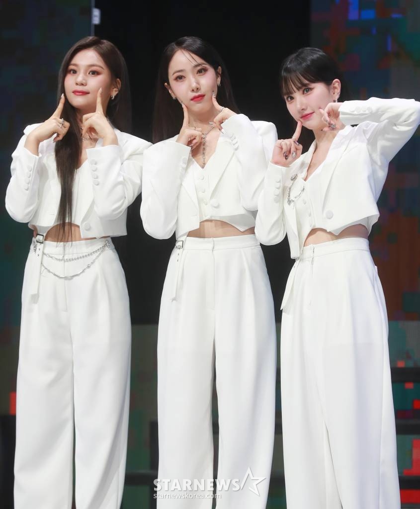 걸그룹 비비지(VIVIZ)가 31일 오후 서울 광장동 예스24라이브홀에서 진행된 세 번째 미니앨범 '베리어스(VarioUS)' 쇼케이스에서 포즈를 취하고 있다. 이번 앨범에는 그루비하면서도 중독성 있는 사운드로 귓가를 사로는 타이틀곡 '풀 업(PULL UP)'을 비롯해 총 6곡이 수록됐다. /2023.01.31 /사진=이동훈 기자 photoguy@