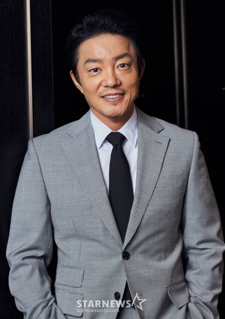 영화 '컴백홈'(감독 이연우)의 주연배우 이범수가 29일 진행된 라운드 인터뷰를 위해 포즈를 취하고 있다. 모든 것을 잃고 15년 만에 고향으로 내려오게 된 무명 개그맨 기세(송새벽 분)가 거대 조직의 보스가 되면서 벌어지는 이야기 '컴백홈'은 10월 5일 개봉예정이다. /사진제공=날개엔터테인먼트 2022.09.29 /사진=이동훈 기자 photoguy@