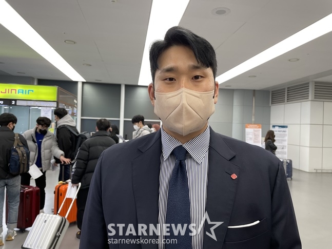 롯데 유강남이 1일 김해국제공항에서 스프링캠프지인 미국 괌으로 출국하기 전 포즈를 취하고 있다. /사진=양정웅 기자
