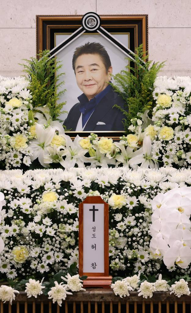 간암 투병 끝에 향년 73세로 별세한 방송인 故 허참(본명 이상룡)의 빈소가 1일 서울 송파구 서울아산병원 장례식장에 마련됐다. 부산에서 태어나 동아대 경영학과를 졸업한 허참은 1970년대 음악다방 '쉘부르' MC로 연예계에 입문, 1971년 TBC '7대 가수쇼' MC로 정식 데뷔했다. 이후 뛰어난 입담으로 KBS 2TV '쇼쇼쇼', '도전 주부가요스타' 등 MC로 활약했다. 발인은 3일 오전. /사진공동취재단 /사진=이동훈 기자 photoguy@