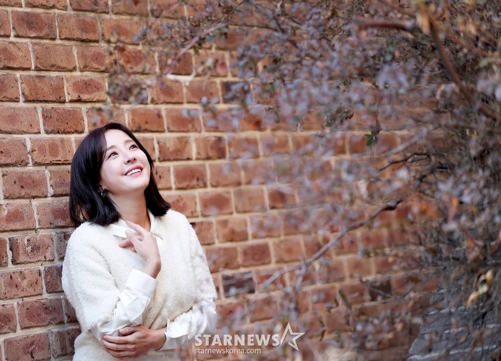 배우 박은혜가 1일 오후 서울 강남구 논현동 한 카페에서 진행된 tvN 드라마 '환혼' 시리즈 종영 인터뷰에 앞서 포즈를 취하고 있다. 박은혜는 극 중 진초연(아린 분)의 엄마인 진호경 역을 맡았다. 진호경은 진요원을 지키기 위해 사력을 다하는 인물로 미워할 수 없는 악역을 연기해 시청자들의 눈길을 사로잡았다. /사진=김창현 기자 chmt@