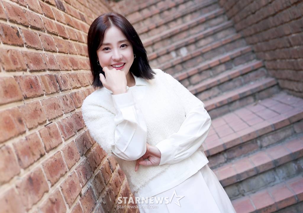 배우 박은혜가 1일 오후 서울 강남구 논현동 한 카페에서 진행된 tvN 드라마 '환혼' 시리즈 종영 인터뷰에 앞서 포즈를 취하고 있다. 박은혜는 극 중 진초연(아린 분)의 엄마인 진호경 역을 맡았다. 진호경은 진요원을 지키기 위해 사력을 다하는 인물로 미워할 수 없는 악역을 연기해 시청자들의 눈길을 사로잡았다. /사진=김창현 기자 chmt@