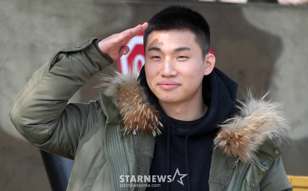 그룹 빅뱅 대성이 13일 오후 강원도 화천군 27사단 이기자 부대 신병교육대에 입소하고 있다. /사진=김창현 기자 chmt@