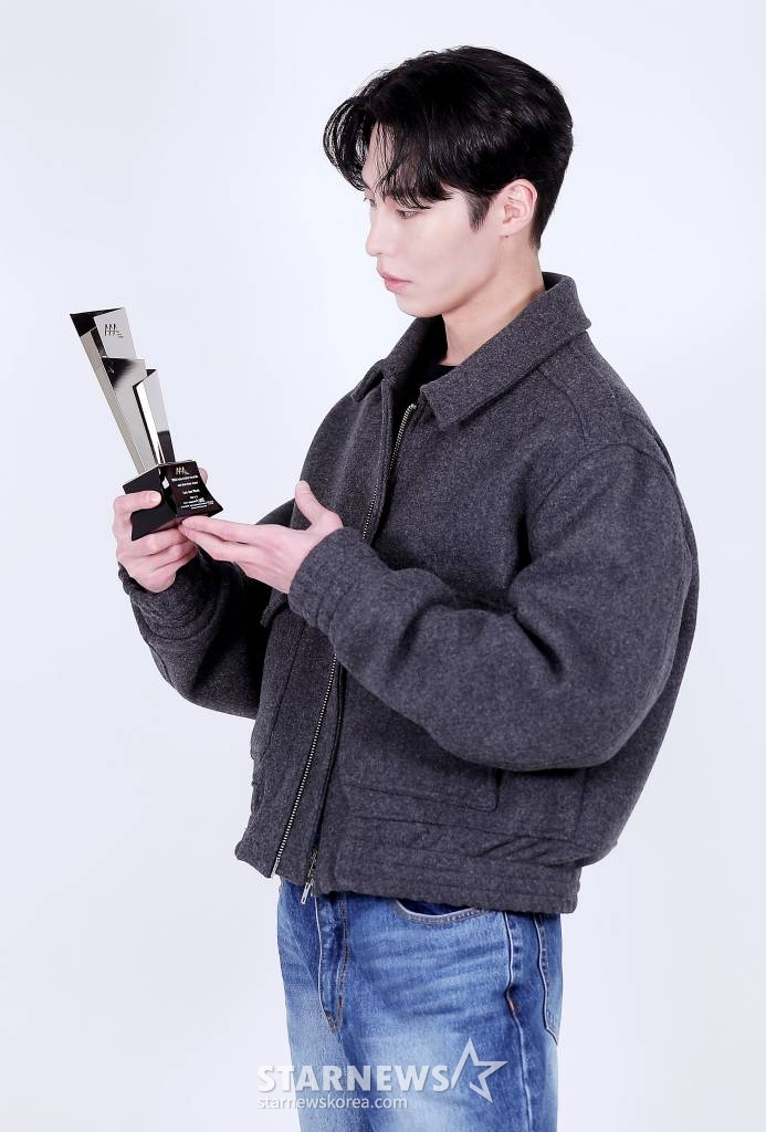 배우 이재욱이 최근 서울 종로구 서린동 스타뉴스 사옥에서 진행된 '2022 아시아 아티스트 어워즈 인 재팬'(2022 Asia Artist Awards IN JAPAN,이하 2022 AAA) 수상 인터뷰에 앞서 포즈를 취하고 있다.  이재욱은 지난해 tvN 드라마 '환혼', '환혼: 빛과 그림자'에서 장욱 역으로 열연했다. 이에 힘입어 그는 지난해 12월 일본 나고야에서 개최된 '2022 AAA'에서 베스트 액터상을 수상했다. /사진=김창현 기자 chmt@