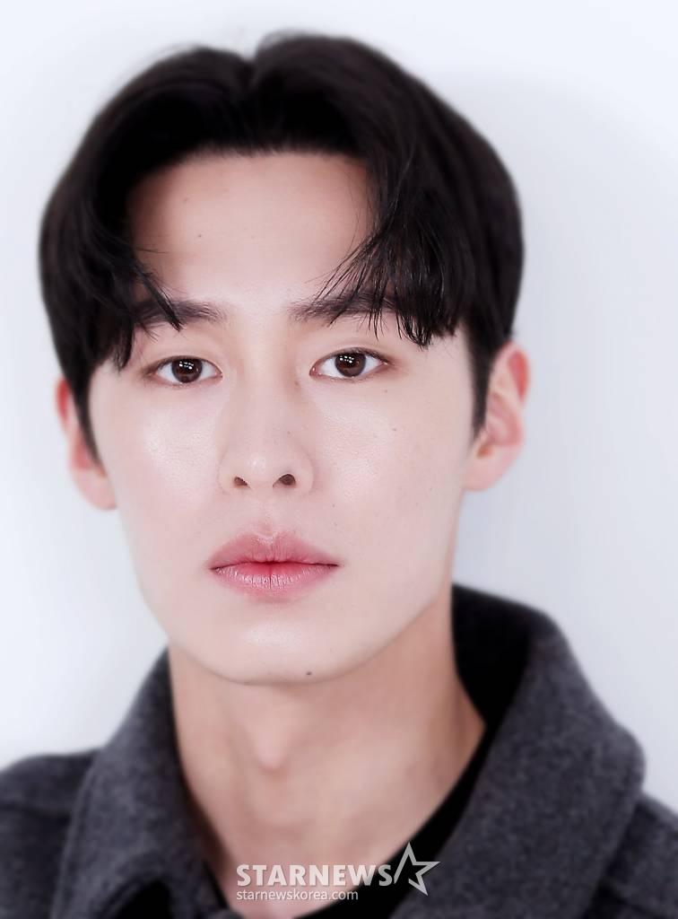 배우 이재욱이 최근 서울 종로구 서린동 스타뉴스 사옥에서 진행된 '2022 아시아 아티스트 어워즈 인 재팬'(2022 Asia Artist Awards IN JAPAN,이하 2022 AAA) 수상 인터뷰에 앞서 포즈를 취하고 있다.  이재욱은 지난해 tvN 드라마 '환혼', '환혼: 빛과 그림자'에서 장욱 역으로 열연했다. 이에 힘입어 그는 지난해 12월 일본 나고야에서 개최된 '2022 AAA'에서 베스트 액터상을 수상했다. /사진=김창현 기자 chmt@