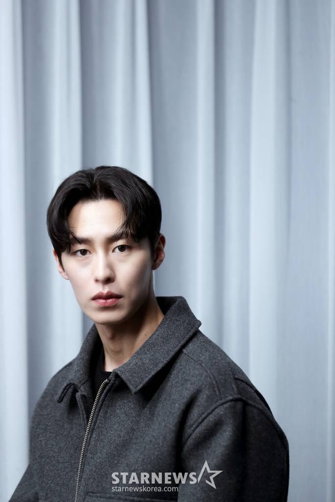 배우 이재욱이 최근 서울 종로구 서린동 스타뉴스 사옥에서 진행된 '2022 아시아 아티스트 어워즈 인 재팬'(2022 Asia Artist Awards IN JAPAN,이하 2022 AAA) 수상 인터뷰에 앞서 포즈를 취하고 있다.  이재욱은 지난해 tvN 드라마 '환혼', '환혼: 빛과 그림자'에서 장욱 역으로 열연했다. 이에 힘입어 그는 지난해 12월 일본 나고야에서 개최된 '2022 AAA에서 베스트 액터상을 수상했다. /사진=김창현 기자 chmt@