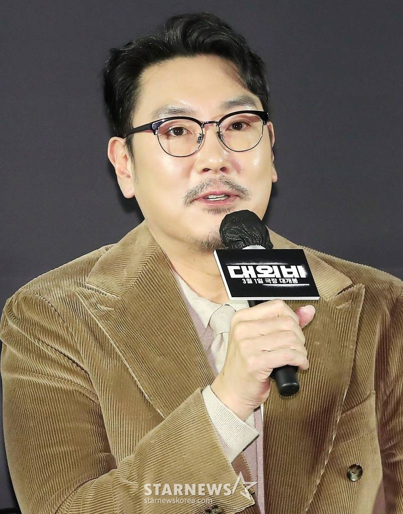 배우 조진웅이 2일 오전 서울 성동구 메가박스 성수에서 진행된 영화 '대외비' 제작바고회에 참석해 인사말을 하고 있다.  '대외비' 1992년 부산, 만년 국회의원 후보 해웅과 정치판의 숨은 실세 순태, 행동파 조폭 필도가 대한민국을 뒤흔들 비밀 문서를 손에 쥐고 판을 뒤집기 위한 치열한 쟁탈전을 벌이는 범죄드라마다. 오는 3월 개봉 예정. 2023.02.02 /사진=김창현 기자 chmt@