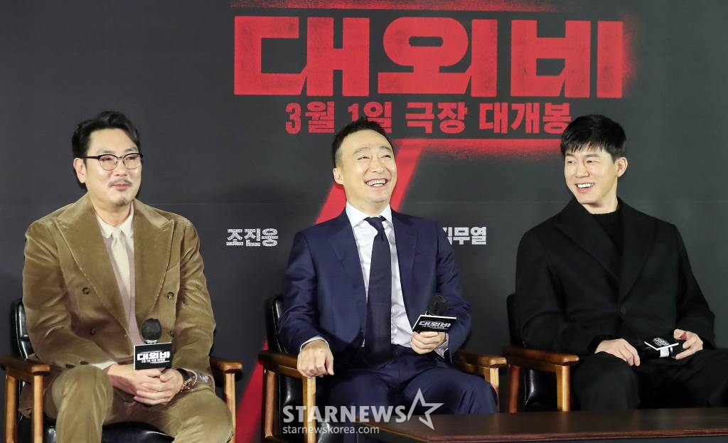 배우 조진웅, 이성민, 김무열이 2일 오전 서울 성동구 메가박스 성수에서 진행된 영화 '대외비' 제작바고회에서 미소를 짓고 있다.  '대외비' 1992년 부산, 만년 국회의원 후보 해웅과 정치판의 숨은 실세 순태, 행동파 조폭 필도가 대한민국을 뒤흔들 비밀 문서를 손에 쥐고 판을 뒤집기 위한 치열한 쟁탈전을 벌이는 범죄드라마다. 오는 3월 개봉 예정. 2023.02.02 /사진=김창현 기자 chmt@
