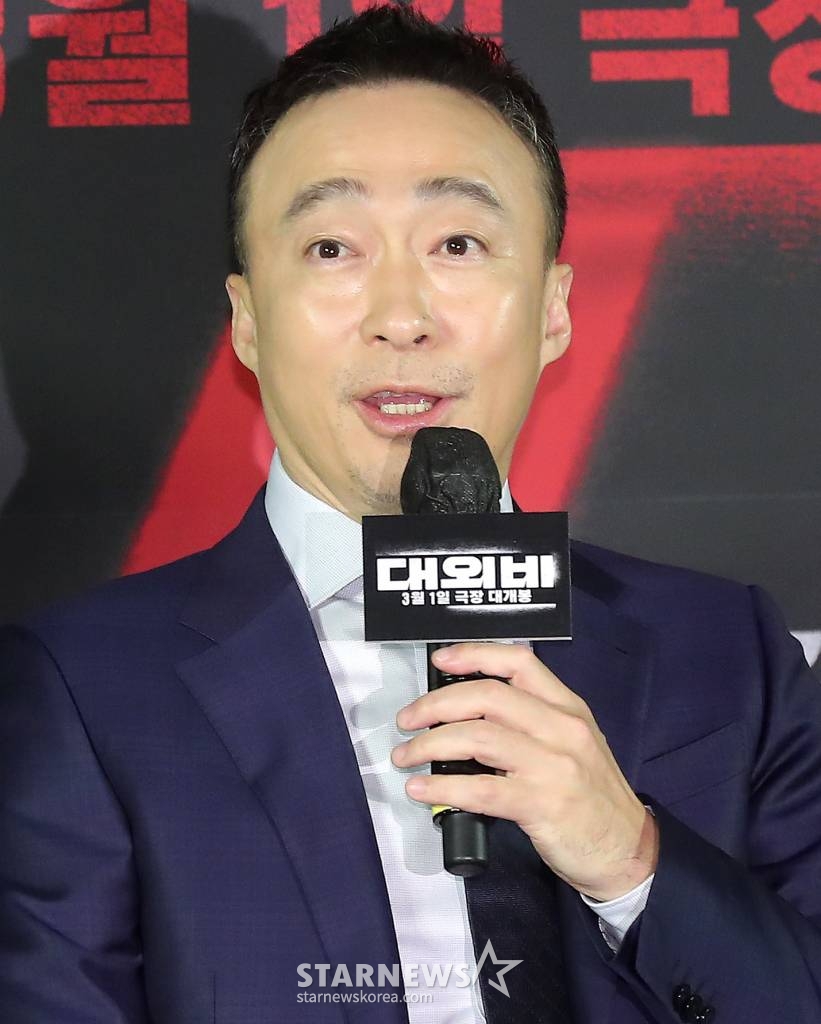 배우 이성민이 2일 오전 서울 성동구 메가박스 성수에서 진행된 영화 '대외비' 제작바고회에 참석해 인사말을 하고 있다.  '대외비' 1992년 부산, 만년 국회의원 후보 해웅과 정치판의 숨은 실세 순태, 행동파 조폭 필도가 대한민국을 뒤흔들 비밀 문서를 손에 쥐고 판을 뒤집기 위한 치열한 쟁탈전을 벌이는 범죄드라마다. 오는 3월 개봉 예정. 2023.02.02 /사진=김창현 기자 chmt@