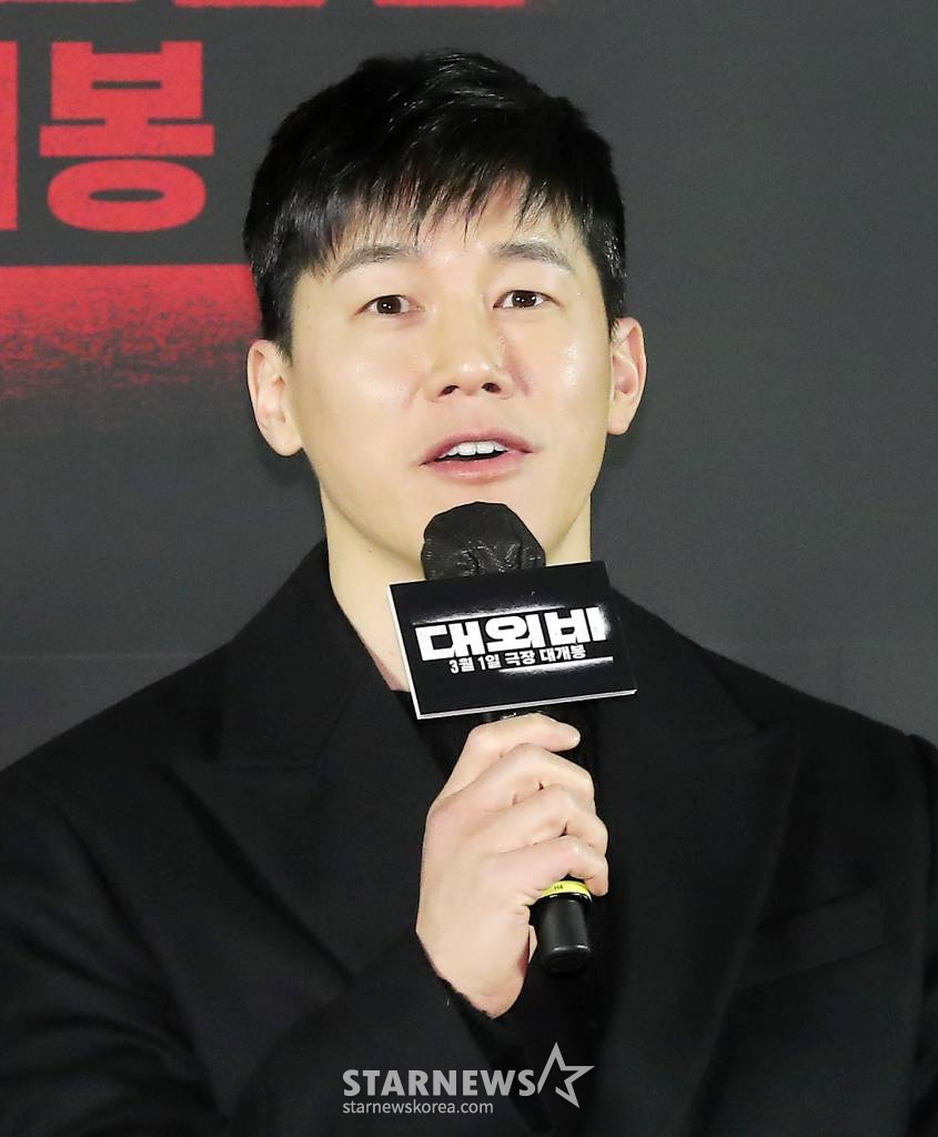 배우 김무열이 2일 오전 서울 성동구 메가박스 성수에서 진행된 영화 '대외비' 제작바고회에 참석해 인사말을 하고 있다.  '대외비' 1992년 부산, 만년 국회의원 후보 해웅과 정치판의 숨은 실세 순태, 행동파 조폭 필도가 대한민국을 뒤흔들 비밀 문서를 손에 쥐고 판을 뒤집기 위한 치열한 쟁탈전을 벌이는 범죄드라마다. 오는 3월 개봉 예정. 2023.02.02 /사진=김창현 기자 chmt@