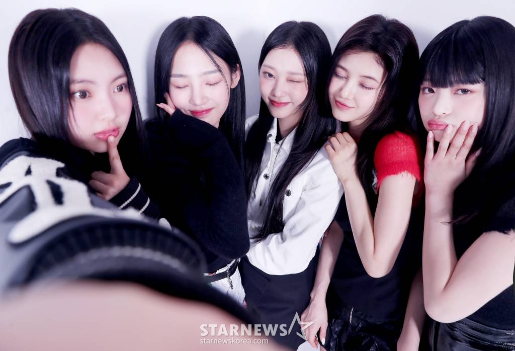 걸그룹 뉴진스(NewJeans, 민지 하니 다니엘 해린 혜인)가 '2022 아시아 아티스트 어워즈 인 재팬'(2022 Asia Artist Awards In JAPAN, 이하 2022 AAA)에서 대상과 신인상을 동시 수상하며 대세임을 입증했다. 뉴진스가 스타뉴스와 '2022 AAA' 수상 인터뷰에 앞서 포즈를 취하고 있다. 2022년 7월 가요계 정식 데뷔 이후 채 7개월이 지난 가운데 데뷔곡 'Attention'을 시작으로 'Hype Boy' 'Cookie'가 연이은 대박을 터트렸고 'Ditto'에 이어 'OMG'까지 엄청난 성과를 만들어 냈다. 이에 힘입어 뉴진스는 지난해 연말 일본 나고야에서 열린 '2022 AAA'에서의 올해의 퍼포먼스(대상), 신인상 2관왕 수상을 비롯해 가요 시상식을 그야말로 싹쓸이했다. 또 뉴진스는 최근 수록곡 'Ditto'와 타이틀곡 'OMG'로 미국 빌보드 메인 차트인 '핫 100'에 입성하는 신기록을 작성했다. 데뷔 6개월 만의 빌보드 '핫 100' 진입은 K-팝 아티스트 중 최단기간 신기록이자, 2016년 9월 이후 데뷔한 K-팝 아티스트로는 뉴진스가 처음이다. 빌보드가 공개한 최신 차트(1월 28일 자)에 따르면, 'Ditto는 '핫 100'에서 85위로 순위를 끌어올리며 2주 연속 차트인했고, 'OMG'는 91위로 차트에 진입했다. /사진=김창현 기자 chmt@