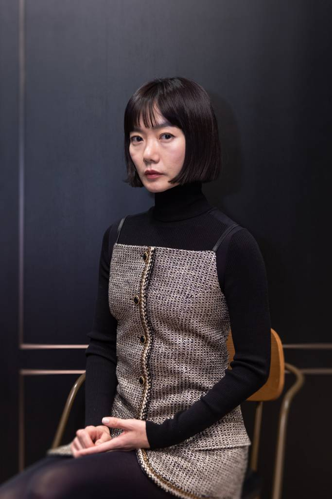 배우 배두나가 2일 오후 서울 종로구 소격동의 한 카페에서 진행된 영화 '다음 소희' 개봉 관련 인터뷰를 위해 포즈를 취하고 있다. 배두나는 극 중 소희의 사건을 되짚어 나가는 복직한 형사 유진 역을 맡았다. '다음 소희'는 당찬 열여덟 고등학생 소희(김시은 분)가 현장실습에 나가면서 겪게 되는 사건과 이를 조사하던 형사 유진(배두나 분)이 같은 공간, 다른 시간 속에서 마주하게 되는 강렬한 이야기를 그린 영화. 오는 8일 개봉. / 사진제공=트윈플러스파트너스 /사진=김창현 기자 chmt@